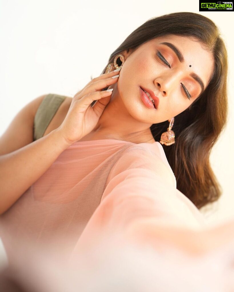 Priyanka Thimmesh Instagram - 💖✨ Photography @bhagathmakka Desginer by @lakshana_label Makeup & hair @iglambeautystudiochennai @iampriyankaathimmesh #priyankathimmeshofficial #priyankathimmesh #pinklove