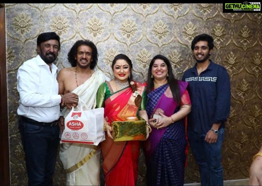Priyanka Upendra Instagram - Wishing you both many more blessed years of blissful, happy togetherness!!! Happy Anniversary 💖💖💖lots of love Rekha Jagadeesh Soundarya Jagadeesh Soundarya Jagadeesh Anna🌺💕