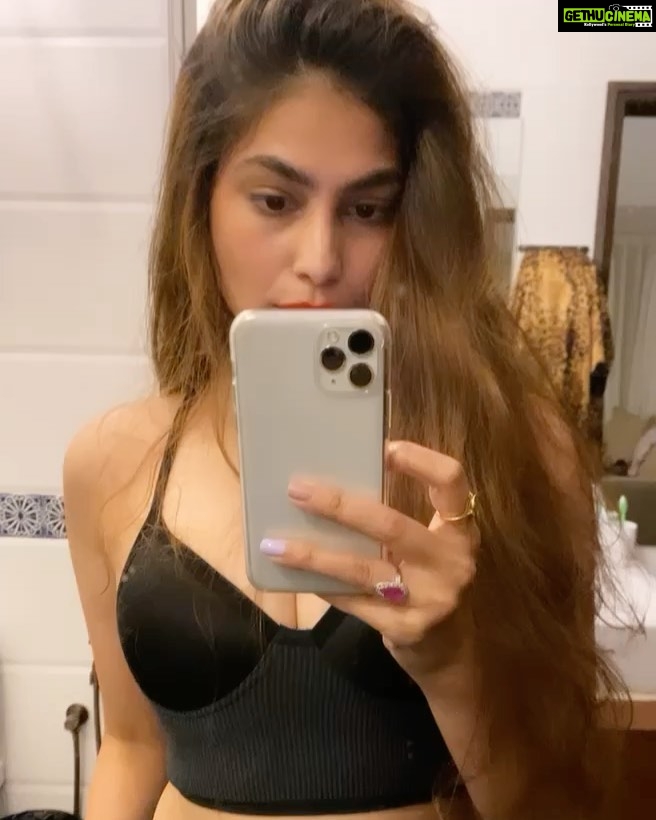 Puja Gupta Instagram - Bathroom selfie’s is a thing 💅🏻