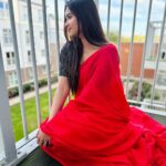 Pujita Ponnada Instagram - Kannai Suttrum kanavu ✍🏻😌🎵 #pujitaponnada #ukdiaries #london #travel #sareelove