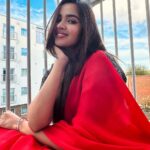Pujita Ponnada Instagram - Kannai Suttrum kanavu ✍🏻😌🎵 #pujitaponnada #ukdiaries #london #travel #sareelove