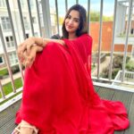 Pujita Ponnada Instagram - Kannai Suttrum kanavu ✍🏻😌🎵 #pujitaponnada #ukdiaries #london #travel #sareelove