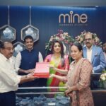 Rachita Ram Instagram - Malabar gold and diamonds in RR nagar showroom is the 15th showroom in Bangalore and the 32nd showroom in karnataka. Malabar Gold & Diamonds is the 6th largest jewelery brand in the world/globally., With 320 stores in 11 countries. Most trusted Indian jeweller. I am happy that they have opened this new showroom at RR nagar. Its a beautiful showroom. Good collections for Bridal and for everyday wear also. Happy to know that 5% of their sales profit is dedicated to CSr initiatives. Currently they are supplying 4000 good kits in karnataka as a part of Hunger free initiative. Thank you for inviting me for this grand launch!☺️🫰🏻 @malabargoldanddiamonds