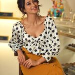 Radhika Narayan Instagram - Hey there!! Long time no see!! 🧡 Wardrobe: @meeamifashion Stylist : @zoha.kabir Shot by: @mitz.photography Makeup: @shruthiashwath_makeupartist The Scene Bengaluru