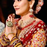 Ragini Khanna Instagram - @raginikhanna (celebrity)makeup seminar by @saveerasmakeupacademy . #makeupartist #celebrity #celebritymakeupartist #onstage #makeupart #art #raginikhanna #modelmakeup #varshamakeupartist #makeupoftheday #estyloria #makeupbyestyloria