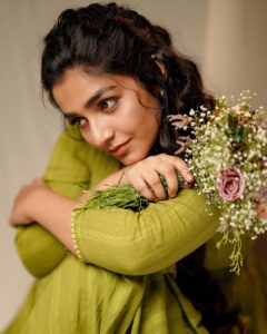 Rajisha Vijayan Instagram - Blooming in October, when you leave 🍃 

Outfit: @truebrowns 
Photography: @jiksonphotography 
Styling: @styledbysmiji 
MUAH: @laxmi_saneesh
Studio: @thehouseofloc