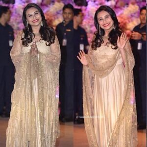 Rani Mukerji Instagram - What a stunner ❤️. I love this out, the gold and the dupatta ahhh just so gorgeous I can’t 😍! And her smile, isn’t she so adorable?