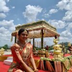 Ranjani Raghavan Instagram - ನಮ್ಮೂರ ಯುವರಾಣಿ ಕಲ್ಯಾಣವಂತೆ.. ವರನ್ಯಾರು ಗೊತ್ತೇನೆ ಓ ಕೋಗಿಲೆ🤩 Swipe right 👉 Wearing - @divisha_collections_ Jewellery- @dnjewelleryhouse
