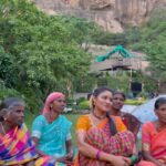 Ranjani Raghavan Instagram - ಜಾನಪದ ಸಾಹಿತ್ಯದಲ್ಲಿ ಸೋಬಾನೆ ಪದಕ್ಕೆ ವಿಶಿಷ್ಟ ಸ್ಥಾನವಿದೆ. ಈ ಕಲೆಯನ್ನು ಉಳಿಸುವಲ್ಲಿ ಗ್ರಾಮೀಣ ಮಹಿಳೆಯರ ಪಾತ್ರ ಹಿರಿದು. ಕಂಚಿನ ಕಂಠದಲ್ಲಿ ಮೂಡಿಬರ್ತಿರೋ ಇವರ ಪದ ಇನ್ನಷ್ಟು ಕಿವಿಗಳನ್ನು ತಲುಪಿ ಹೃದಯಗಳನ್ನು ಮುಟ್ಟಲಿ ಅಂತ ಇದನ್ನು ಹಂಚಿಕೊಳ್ಳುತ್ತಿದ್ದೇನೆ. v.c - @sara.annaiah 🤗