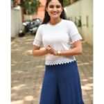Ranjani Raghavan Instagram - ನಮ್ ಸ್ಕೂಲ್ ಯೂನಿಫಾರ್ಮ್ ಕಲರ್ ಕಾಂಬಿನೇಶನ್ ಇದೇ ಇದ್ದಿದ್ದು🤍💙 ನಿಮ್ದು? #knkh #pressmeet