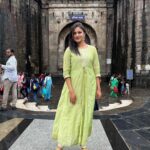 Ranjani Raghavan Instagram - ಒಂದು ಸಕ್ಸಸ್ ಹಿಂದೆ ಎಷ್ಟೋ ಜನರಿರ್ತಾರೆ, ನಾವು ಅವರನ್ನ ಮರೆ ಮಾಡಿ ನಮ್ದೇ ಎಲ್ಲ ಅಂತಿರ್ತೀವಿ!😒 ಹೇಗೆ ಅಂದ್ರೆ, ನನ್ನ ಎರಡೂ ಫೋಟೋಗಳನ್ನ ಕಂಪೇರ್ ಮಾಡಿ ನೋಡಿ😂😉 #punetrip #event #shorttrip #shaniwarwada