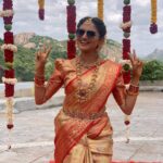 Ranjani Raghavan Instagram - ನಮ್ಮೂರ ಯುವರಾಣಿ ಕಲ್ಯಾಣವಂತೆ.. ವರನ್ಯಾರು ಗೊತ್ತೇನೆ ಓ ಕೋಗಿಲೆ🤩 Swipe right 👉 Wearing - @divisha_collections_ Jewellery- @dnjewelleryhouse