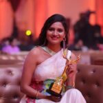 Ranjani Raghavan Instagram - ಪ್ರತಿಷ್ಠಿತ ಚಿತ್ತಾರ ರೈಸಿಂಗ್ ಸ್ಟಾರ್ ಅವಾರ್ಡ್ಸ್ ಪ್ರಶಸ್ತಿಗೆ ಭಾಜನರಾದ ನಟಿ ರಂಜನಿ ರಾಘವನ್ ಅವರಿಗೆ ಅಭಿನಂದನೆಗಳು🤝💐 #Chittarstarawards2022 #ranjaniraghavan #chittarastarawards