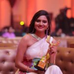 Ranjani Raghavan Instagram - ಪ್ರತಿಷ್ಠಿತ ಚಿತ್ತಾರ ರೈಸಿಂಗ್ ಸ್ಟಾರ್ ಅವಾರ್ಡ್ಸ್ ಪ್ರಶಸ್ತಿಗೆ ಭಾಜನರಾದ ನಟಿ ರಂಜನಿ ರಾಘವನ್ ಅವರಿಗೆ ಅಭಿನಂದನೆಗಳು🤝💐 #Chittarstarawards2022 #ranjaniraghavan #chittarastarawards