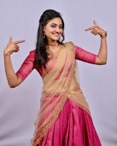 Ranjani Raghavan Instagram - 💖
ಸೀರೆೇನಾ?
ಲಂಗ ದಾವಣೀನ? 
ಯಾವ್ದು ಹೆಚ್ಚು ಲಕ್ಷಣ🤔

Outfit - @rentyourlook_by_chandangowda
Designer @chandangowda_official