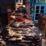 Ranjani Raghavan Instagram - ಬಹುರೂಪಿಯಲ್ಲಿ Xmas Tree ರೂಪ ಪಡೆದ ಕತೆಡಬ್ಬಿ, ಮತ್ತಿತರ ಪುಸ್ತಕಗಳು🎄 ಕತೆಡಬ್ಬಿ ಪುಸ್ತಕ ಈಗ ಎಂಟನೇ ಮುದ್ರಣ ಕಾಣ್ತಿದೆ. ಈ ಯಶಸ್ಸಿಗೆ ಕಾರಣರಾದ ನನ್ನೆಲ್ಲಾ ಓದುಗರಿಗೆ ಥ್ಯಾಂಕ್ಯೂ ಸೋ ಮಚ್❤️❤️❤️ #merrychristmas 🎅 @bahuroopi.official @gnmohann