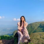 Ranjani Raghavan Instagram - ಅಬ್ಬ! ಈ ಪ್ರಕೃತಿಯ ಮುಂದೆ ನಾವೆಷ್ಟು ಚಿಕ್ಕವರಲ್ವ?👩‍🦰 #shootlocation #movieshoot Mullayanagiri Peak, Chikmagalur, Karnataka