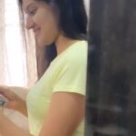 Ranjani Raghavan Instagram - ಐದನೇ ಮುದ್ರಣದ ವಿಶೇಷವಾಗಿ ಹೊಸ ಮುಖಪುಟದೊಂದಿಗೆ ಹೊರಬಂದಿದೆ ನನ್ನ ನಿಮ್ಮ "ಕತೆ ಡಬ್ಬಿ". ನನ್ನ ಮೊದಲ ಪುಸ್ತಕಕ್ಕೆ ನಿರೀಕ್ಷೆಗೂ ಮೀರಿದ ಪ್ರತಿಕ್ರಿಯೆ ಸಿಕ್ಕಿದ್ದು ಸಂತಸ ತಂದಿದೆ ಅಂತ ಹೇಳೋದಕ್ಕಿಂತ ಲೇಖಕಿಯಾಗಿ ನನ್ನ ಜವಾಬ್ದಾರಿ ಹೆಚ್ಚಿದೆ ಅಂತ ಹೇಳಬಹುದು. ನಿಮ್ಮ ಪ್ರೀತಿ ಪ್ರೋತ್ಸಾಹಕ್ಕೆ ಚಿರಋಣಿ. ಆದಷ್ಟು ಬೇಗ ಹೊಸ ಪುಸ್ತಕದ ಕತೆಗೆ ಪೆನ್ನು ಹಿಡಿಯೋ ಉತ್ಸಾಹದಲ್ಲಿದ್ದೇನೆ. (ಟೆಕ್ನಿಕಲಿ ಲ್ಯಾಪ್ಟಾಪ್ ನ ಕೀಬೋರ್ಡ್😁) Thanks to @bahuroopi.official @gnmohann N @vaishnaviraghavan_2007 for the video 🥰