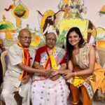 Ranjani Raghavan Instagram - ಹಿರಿಯ ಸಾಹಿತಿಗಳು, ಕುವೆಂಪು ಅವರ ನೇರ ಶಿಷ್ಯರು, ಹಸನ್ಮುಖಿಗಳು ಮತ್ತು the most cutest couple🥰 ಹಂಪನಾ ದಂಪತಿಗಳೊಂದಿಗೆ❤️ ಸಪ್ನ ಬುಕ್ ಹೌಸ್ ಆಯೋಜಿಸಿದ್ದ ಪುಸ್ತಕ ಜಾತ್ರೆ ಕಾರ್ಯಕ್ರಮದಲ್ಲಿ ಹಂಪನಾ ಸರ್ ತಮ್ಮ ಪೆನ್ ಅನ್ನು ನನಗೆ ಪ್ರೀತಿಯಿಂದ ಕೊಟ್ಟಾಗ ತೆಗೆದ ಚಿತ್ರ🤩