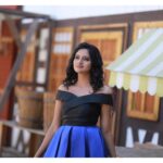 Ranjani Raghavan Instagram - ನೀಲಿ ನೀಲಿ ನೀಲಿ ನಿನ್ನ ಕಣ್ಣಲಿ.. ಹುಡುಕುವೆ ಏನೇನು💙🎶 📸 @lucky_photography143