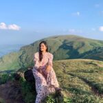Ranjani Raghavan Instagram - ಅಬ್ಬ! ಈ ಪ್ರಕೃತಿಯ ಮುಂದೆ ನಾವೆಷ್ಟು ಚಿಕ್ಕವರಲ್ವ?👩‍🦰 #shootlocation #movieshoot Mullayanagiri Peak, Chikmagalur, Karnataka
