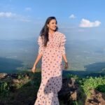 Ranjani Raghavan Instagram - ಅಬ್ಬ! ಈ ಪ್ರಕೃತಿಯ ಮುಂದೆ ನಾವೆಷ್ಟು ಚಿಕ್ಕವರಲ್ವ?👩‍🦰 #shootlocation #movieshoot Mullayanagiri Peak, Chikmagalur, Karnataka