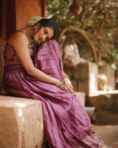 Ranjani Raghavan Instagram - ಲಂಗ ಬ್ಲೌಸ್, ಸರ- ಬಳೆ ತೊಟ್ಟು ಹೂವು ಮುಡಿದು ರೆಡಿ ಆಗೋಕೇ ಟೈಮ್ ಆಗೋಯ್ತು! ಕ್ಯಾಪ್ಶನ್ ಕೂಡಾ ಹುಡುಕಬೇಕೇ.. 😉

📸 @kandys_moments 
💄 @makeup.jyoti 
👗 @shimmer_designer_studio
Location - @aurakalari