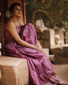 Ranjani Raghavan Instagram - ಲಂಗ ಬ್ಲೌಸ್, ಸರ- ಬಳೆ ತೊಟ್ಟು ಹೂವು ಮುಡಿದು ರೆಡಿ ಆಗೋಕೇ ಟೈಮ್ ಆಗೋಯ್ತು! ಕ್ಯಾಪ್ಶನ್ ಕೂಡಾ ಹುಡುಕಬೇಕೇ.. 😉

📸 @kandys_moments 
💄 @makeup.jyoti 
👗 @shimmer_designer_studio
Location - @aurakalari