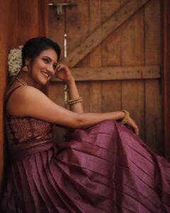 Ranjani Raghavan Instagram - ಲಂಗ ಬ್ಲೌಸ್, ಸರ- ಬಳೆ ತೊಟ್ಟು ಹೂವು ಮುಡಿದು ರೆಡಿ ಆಗೋಕೇ ಟೈಮ್ ಆಗೋಯ್ತು! ಕ್ಯಾಪ್ಶನ್ ಕೂಡಾ ಹುಡುಕಬೇಕೇ.. 😉

📸 @kandys_moments 
💄 @makeup.jyoti 
👗 @shimmer_designer_studio
Location - @aurakalari