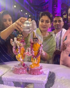 Raveena Tandon Instagram - Hare Krishna , Krishna Krishna Hare Hare ..🙏🏻🕉️🙏🏻. जन्मदिन की शुभकामनाए!  हाथी घोड़ा पालकी!जय कन्हैयालाल की ! Celebrations at Iskcon at midnight! The Birth of Shri Krishna 🙏🏻