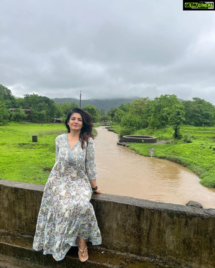 Raveena Tandon Instagram - काली मेघा ! घनन घनन घिर आई बरखा ।। ♥️♥️♥️♥️ #farmlife