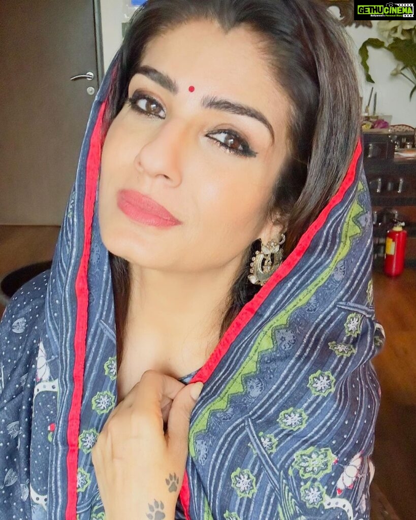 Raveena Tandon Instagram - bas yunhi. ♥️ 🔥 ………………. Fire extinguisher bhi saath rakha hai. .. for those Jalan types 😂🧿