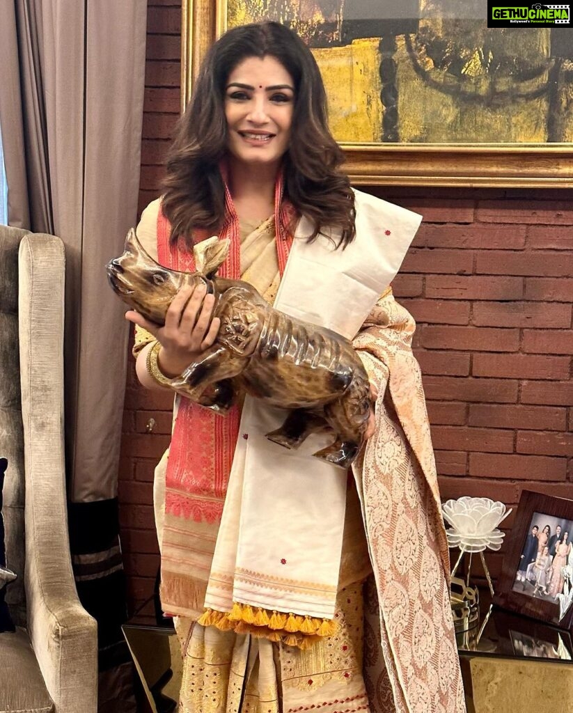 Raveena Tandon Instagram - The week that was ♥️.. A happy photo dump! Have a super Sunday all♥️😘 1)a pic of pops film majboor at the poster museum .bkc . 2) a birthday movie and dinner that was…♥️ 3 ) a quick day in the forest. 4) Thank you for the prestigious #bhupenhazarikaaward bestowed on me . And thank you .Beltola Bhaagi awards for coming here all the way to mumbai . Mumbai, Maharashtra