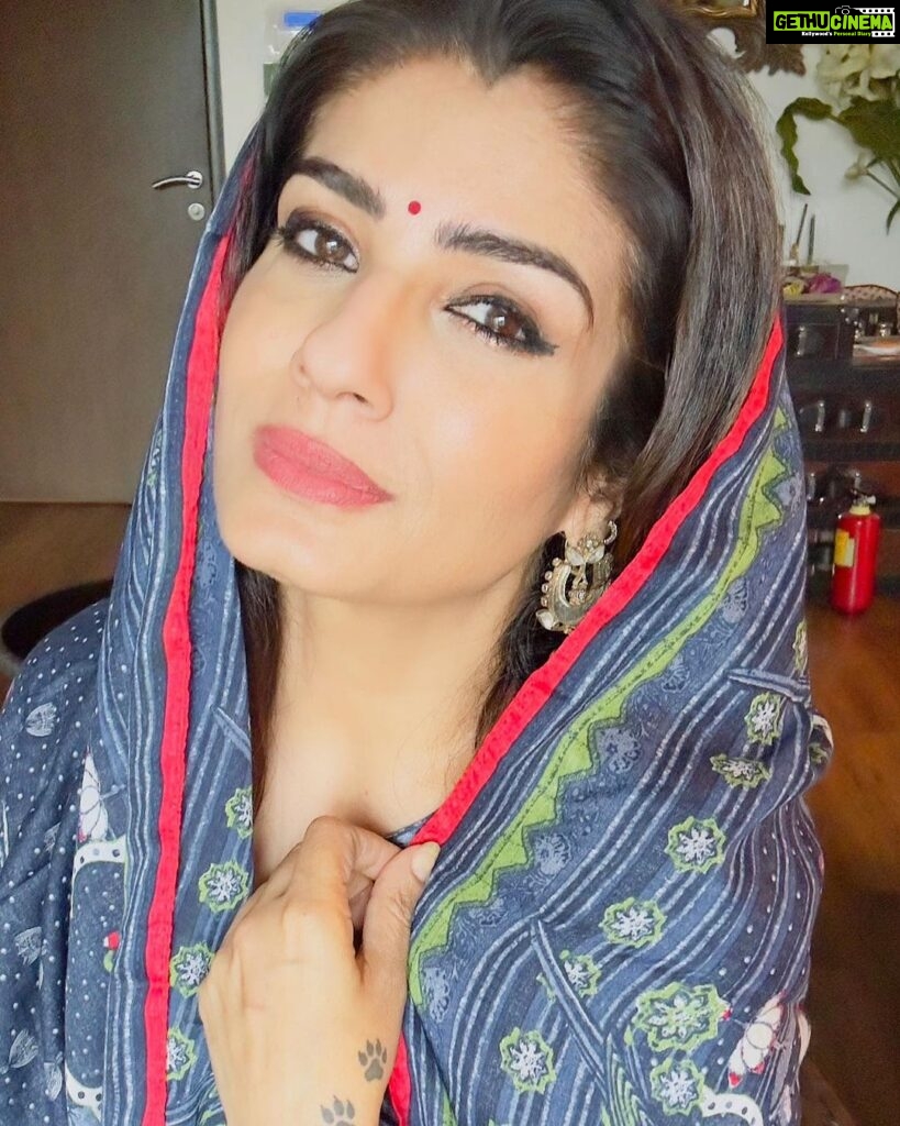 Raveena Tandon Instagram - bas yunhi. ♥️ 🔥 ………………. Fire extinguisher bhi saath rakha hai. .. for those Jalan types 😂🧿