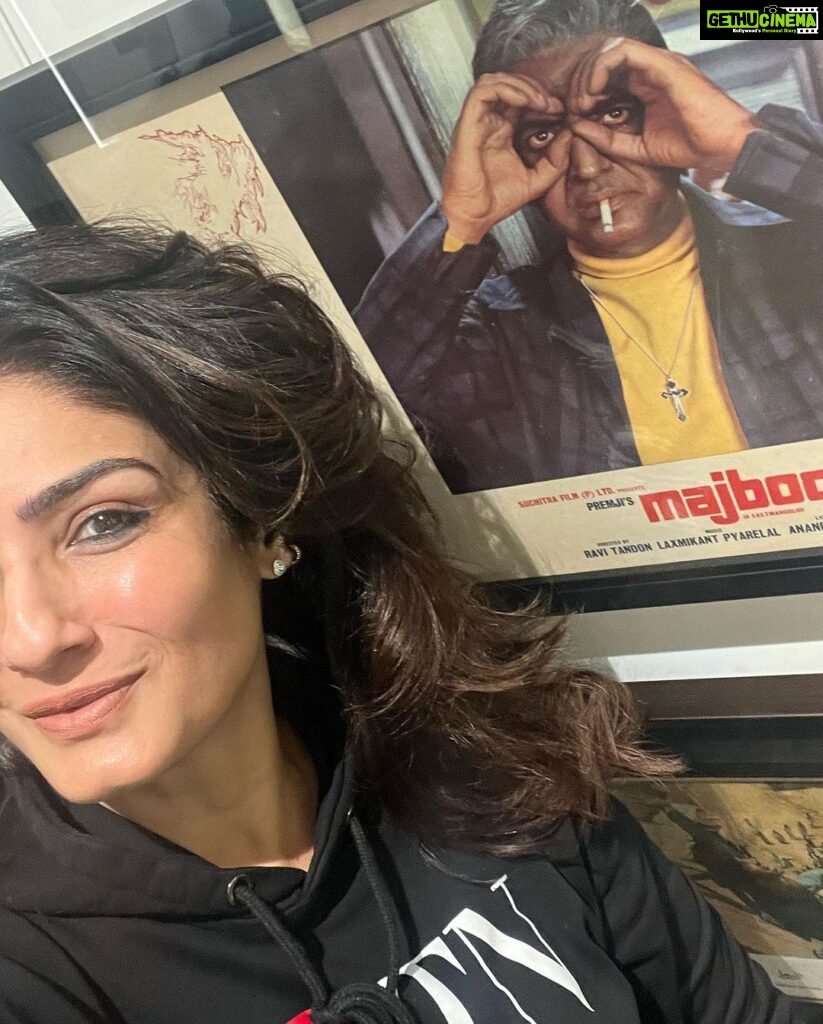 Raveena Tandon Instagram - The week that was ♥️.. A happy photo dump! Have a super Sunday all♥️😘 1)a pic of pops film majboor at the poster museum .bkc . 2) a birthday movie and dinner that was…♥️ 3 ) a quick day in the forest. 4) Thank you for the prestigious #bhupenhazarikaaward bestowed on me . And thank you .Beltola Bhaagi awards for coming here all the way to mumbai . Mumbai, Maharashtra