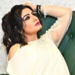 Raveena Tandon Instagram - A dreamy Sunday ! Outfit - @kamaalicouture Earrings - @hybajewels Rings - @jet_gems @hybajewels Styled by @poojagulabani Glam by @sshurakhan Clicked by @viveckphotograohy Managed by @reemapandit Mumbai, Maharashtra