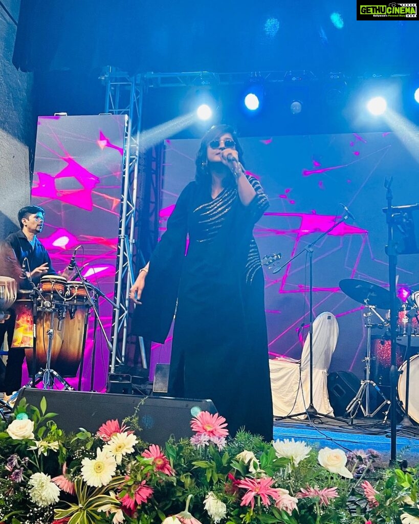 Remya Nambeesan Instagram - All about last night at Bangalore #ramyanambessanencore #ramyanambessanencorelive Amazing night with an even more amazing crowd. Loved the energy My team @arunalat @bhagyaraj_musicboy_ @adarshlatheeshdrummer Styling @stylestoriesbypriyanka Costume @annclothingindia MUA cocomiiu #bangalore #stageshow Bangalore, India