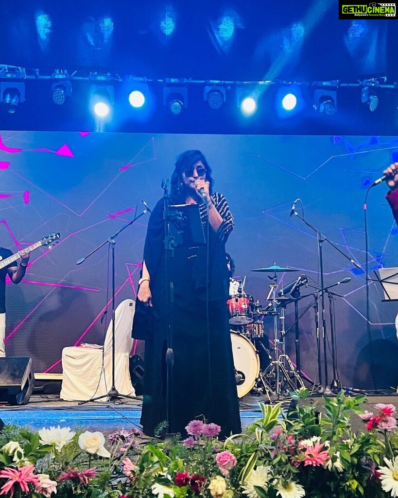 Remya Nambeesan Instagram - All about last night at Bangalore #ramyanambessanencore #ramyanambessanencorelive Amazing night with an even more amazing crowd. Loved the energy My team @arunalat @bhagyaraj_musicboy_ @adarshlatheeshdrummer Styling @stylestoriesbypriyanka Costume @annclothingindia MUA cocomiiu #bangalore #stageshow Bangalore, India