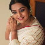 Remya Nambeesan Instagram - Happy onam🌼🌸🌼🌸!! Mua @neethu_makeupartist Photography @blaze_frnklin Styling @stylestoriesbypriyanka Costume @kalaakaari #onamcelebration #onam #poovepoli #maveli Kochi, India