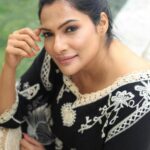 Rethika Srinivas Instagram - Leave a little sparkle everywhere you go✨ #rethika #trending #smile #nofilter #rethikasrinivas #instafamily #expression #positivevibes #chennai #moodygrams #justanotherdayinwa #skincare #messyhair #attitude #positivity #skin #exclusive #timeless #instagood #instafamous #smokeyeyes #actress #selflove #closeup #black