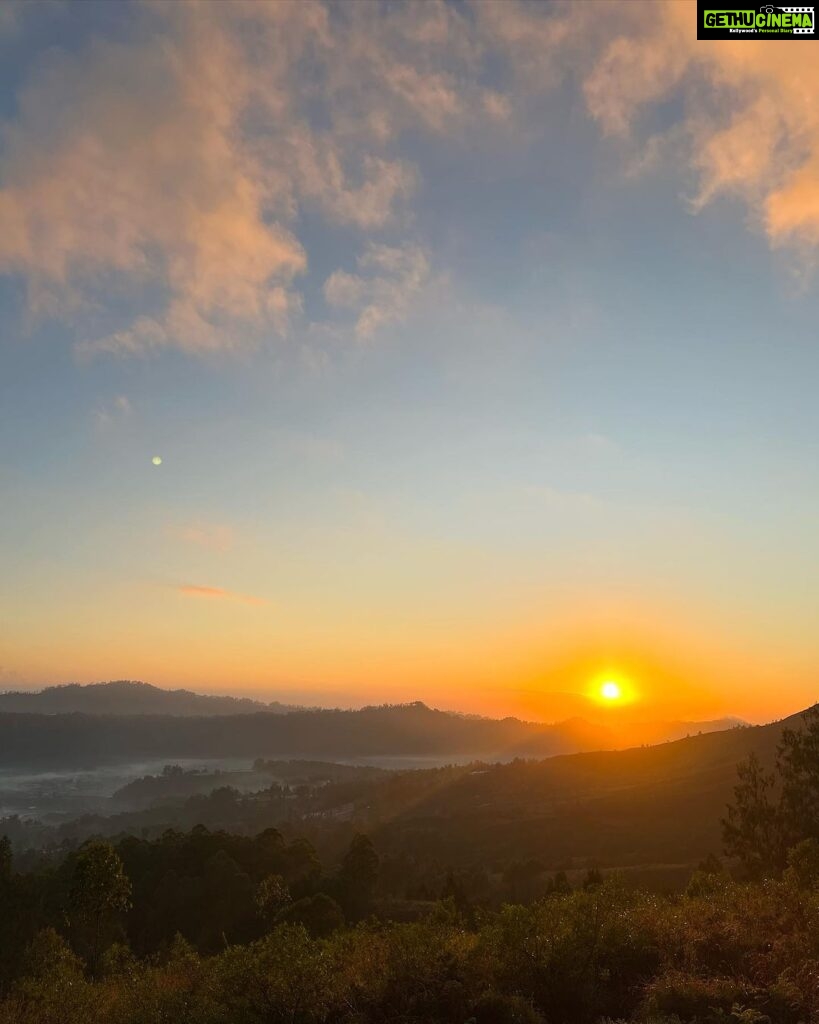 Ruhani Sharma Instagram - This sunrise really brightened my day! 🌞♥️ How many of you love watching sun rise ? Mount Batur, Bali