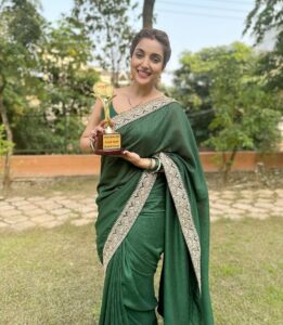 Rupali Bhosale Instagram - Larger than life
सिनेमाच्या बाबतीत असं म्हटलं जातं की सिनेमा हे larger than life असतं
आणि ते अगदी खरं आहे, सिनेमा थिएटर मध्ये गेल्यानंतर ते आपल्या सगळ्यांना जाणवतं, भव्य दिव्य थेटर, अगदी छान comfortable seat , air-conditioning, 
आणि खूप मोठा पडदा, ज्याच्यावर आपल्याला सिनेमा दिसतो, मोठ मोठ्या speakers मधनं आपल्याला sound आणि music ऐकायला मिळतं,
तीन तासांमध्ये एक वेगळाच अनुभव आपल्याला मिळतो, 
तसा अनुभव आपल्याला टेलिव्हिजनवर कधी मिळणार नाही, कारण टेलिव्हिजनचा पडदा छोटा असतो, 
आजपर्यंत मला बऱ्याच लोकांनी विचारलं की तुम्ही सिनेमे का नही करत, किंवा तुम्ही आजपर्यंत सिनेमे का नाही केले, 
पण असं नाहीये की मला सिनेमा करायचा नव्हता, माझ्या वाटेला सिनेमे आलेच नाहीत, आले ते पण खूप मोजके आले, मला खरंच आवडलं असतं सिनेमा करायला आणि मला अजूनही सिनेमे करायची खूप इच्छा आहे,
जे मोजके सिनेमे मी केले त्यातला हा "विनाकारण राजकारण"
हा प्रेक्षकांपर्यंत पोहोचला, आणि त्या चित्रपटाच्या भूमिकेसाठी मला हे Award ही मिळालं. माझ्यासाठी हा आनंद खूप मोठा आहे, कारण हे सिनेमाचं Award आहे, 
ज्यावेळेला मी या क्षेत्रात यायचं ठरवलं, या क्षेत्रातला येण्याचा मार्ग अगदी थेटर मध्ये अंधारात जेव्हा आपण आपली seat शोधत असतो आपण चाचपडतो थोडं धडपडतो आणि मग शेवटी आपल्याला आपली सीट मिळते, 
तसंच मी जेव्हा या क्षेत्रात आले त्यावेळेला  चाचपडत नाटक क्षेत्रात प्रवेश केला आणि तिथे मला माझी शीट मिळाली, मग सिरीयलच्या मार्गात चाचपडले आणि तीही माझी सीट आज मला मिळाली आहे, 
कदाचित हे जे सिनेमाचं अवॉर्ड मला मिळालं आहे ते कदाचित एक संकेत असू शकतं .... 
""विनाकारण राजकारण" च्या पूर्ण टीमचे आणि अंबरनाथ फिल्म फेस्टिवल या टीमचे मी खूप खूप आभार मानते...

Caption by #ShriNivas
.
.
.
.
.
.
.
#LifeIsBeautiful #FeelLife #InstaGood #InstaPic #PositiveVibes #Tuesday #TuesdayVibes #RupaliBhosle #RockingRupali #RupaliWinningHearts #KeepLoving #Sanjana #StarPravah #AaiKutheKayKarte 🧿