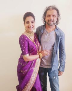 Rupali Bhosale Instagram - Where there is a will there's a way
This is so true.. I think I Manifested working with u in my mind and heart.. khoop majja ali tuzyasobat kaam karayla.. khoop kaam ani vel kami pan tari te velet finish zala ani te hi smoothly tuzya kaamat itka ease ahe. Set var ch atmosphere khoop positive shant ani khelkar hota tuzyamule ani tyamule sagalech khoop Positive energy ne kaam karat hote. Tu pratek frame sunder kelis and even I looked beautiful because of you.. THANK YOU MAHESH FOR THIS WONDERFUL EXPERIENCE ❤️

Jewellery @rankajewellersofficial 
Makeup @saurabh_kapade 
Hair @nilampatel12 
Styled by @manasiattarde 
Managed by @creativesparkcelebrity @its_ashwini_shendge 
.
.
.
.
.
#LifeIsBeautiful #FeelLife #InstaGood #InstaPic #PositiveVibes #Sunday #SundayVibes #Ootd  #RupaliBhosle #RockingRupali #RupaliWinningHearts #KeepLoving #Sanjana #StarPravah #AaiKutheKayKarte 🧿