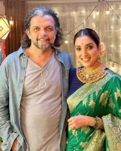 Rupali Bhosale Instagram - Where there is a will there's a way
This is so true.. I think I Manifested working with u in my mind and heart.. khoop majja ali tuzyasobat kaam karayla.. khoop kaam ani vel kami pan tari te velet finish zala ani te hi smoothly tuzya kaamat itka ease ahe. Set var ch atmosphere khoop positive shant ani khelkar hota tuzyamule ani tyamule sagalech khoop Positive energy ne kaam karat hote. Tu pratek frame sunder kelis and even I looked beautiful because of you.. THANK YOU MAHESH FOR THIS WONDERFUL EXPERIENCE ❤️

Jewellery @rankajewellersofficial 
Makeup @saurabh_kapade 
Hair @nilampatel12 
Styled by @manasiattarde 
Managed by @creativesparkcelebrity @its_ashwini_shendge 
.
.
.
.
.
#LifeIsBeautiful #FeelLife #InstaGood #InstaPic #PositiveVibes #Sunday #SundayVibes #Ootd  #RupaliBhosle #RockingRupali #RupaliWinningHearts #KeepLoving #Sanjana #StarPravah #AaiKutheKayKarte 🧿