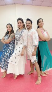 Rupali Bhosale Instagram - When you are rehearsing with the amazing choreographers tab trending song pe reel toh banati hai na boss 
@pranita_pari92 @komalsurve23 @anil_shinde_5678 
.
.
.
.
.
.
.
#LifeIsBeautiful #TrendingWending  #FeelLife FeelItReelIt #InstaGood #PositiveVibes #InstaVideo #Friday #FridayVibes #RupaliBhosle #RockingRupali #RupaliWinningHearts #KeepLoving #Sanjana #StarPravah #AaiKutheKayKarte 🧿