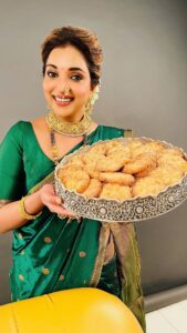Rupali Bhosale Instagram - Daaginya madhali maza avdhati gosht Paijan 

 अधिक मास अधिक प्रेम 
लेक आणि जावयाचं कौतुक खास ! 

Makeup & Clicked by @thevinodsarode 
Brand @rankajewellersofficial 
Styled by @paragjaysingpure 
Jewellery @rankajewellersofficial
Managed by @creativesparkcelebrity @its_ashwini_shendge 
.
.
.
.
.
.
.
.
#Adhikmaas #RankaJewellers #RankaJewellers #Pune #Jewellery #Fashion #JewelleryDesign #DesignerJewellery #RupaliBhosle #BrandAmbassador #Blessed #Gratitude #LifeIsBeautiful 🧿