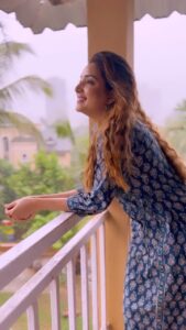 Rupali Bhosale Instagram - Love is the water of life, Nurturing heart and soul..

~ RuMi ~ 

Hair by @ruksar__99 
Video by @raju_chiluka31 
Makeup 🙋🏻‍♀️
.
.
.
.
.
#LifeIsBeautiful #Rumi #FeelLife FeelItReelIt #Rain #Monsoon #InstaGood #PositiveVibes #InstaVideo #Wednesday #WednesdayVibes  #RupaliBhosle #RockingRupali #RupaliWinningHearts #KeepLoving #Sanjana #StarPravah #AaiKutheKayKarte 🧿