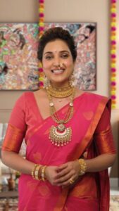 Rupali Bhosale Instagram - A heartwarming tradition unfolds during Adhik Maas, where the doors to love and laughter are opened, and parents shower their daughters and sons-in-law with affection and a delectable feast!
.
.
.

#Adhikmaas #RankaJewellers #RankaJewellers #Pune #Jewellery #Fashion #JewelleryDesign #DesignerJewellery
