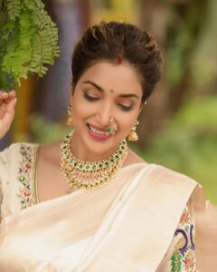 Rupali Bhosale Instagram - Your light is more magnificent
than sunrise on sunset 

~ RuMi ~

Saree by @gauri.ethnic 
Nauvari Stitched by @aaishvy_designs 
Blouse by @nishfash_design_studio 
Jewellery by @kankshinistudio 
Nath by @shivshahi796 
Makeup by @mhatresameer60 
Hair by @ruksar__99 
Clicked by @ashayrtulalwar 
.
.
.
.
.
.
#LifeIsBeautiful #FeelLife #InstaGood #InstaPic #PositiveVibes #Tuesday #TuesdayVibes #Ootd  #RupaliBhosle #RockingRupali #RupaliWinningHearts #KeepLoving #Sanjana #StarPravah #AaiKutheKayKarte 🧿