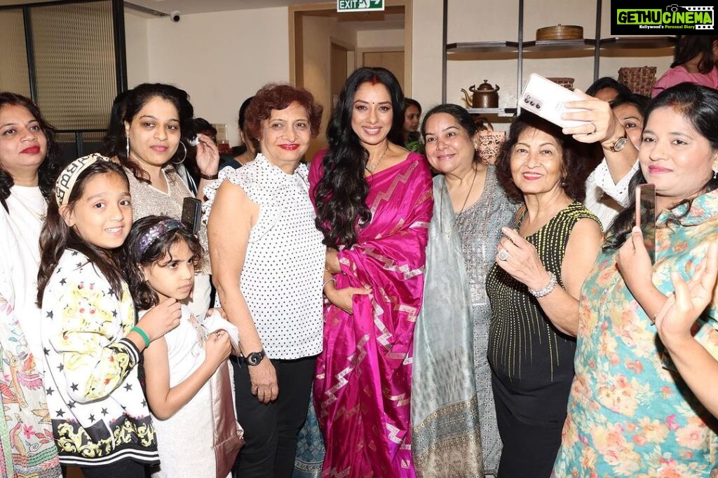 Rupali Ganguly Instagram - Met these beautiful ladies the other night..all our REAL life Anupama's who gave me so much love..so much warmth..so much happiness..it was a lovely experience meeting all you amazing women ..what you do for your homes and your family is commendable.. and sharing my journey with you'll has only made our connection an even more special one..thank you @shethepeopletv for organizing this wonderful opportunity.. THU THU THU ❤ #womenwelfare #shethepeople #jaimatadi #anupamaa #jaimahakal #rupaliganguly